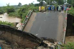 Sập cầu, một người chết 